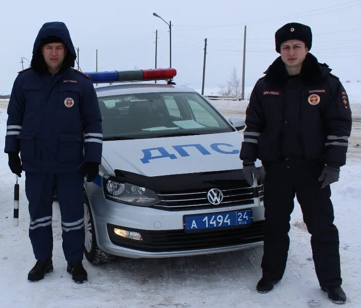 Инспектора гаи красноярск. Гаи красноярского края. Новогодний полицейская машина. Нарушитель. Сотрудники полка дпс.