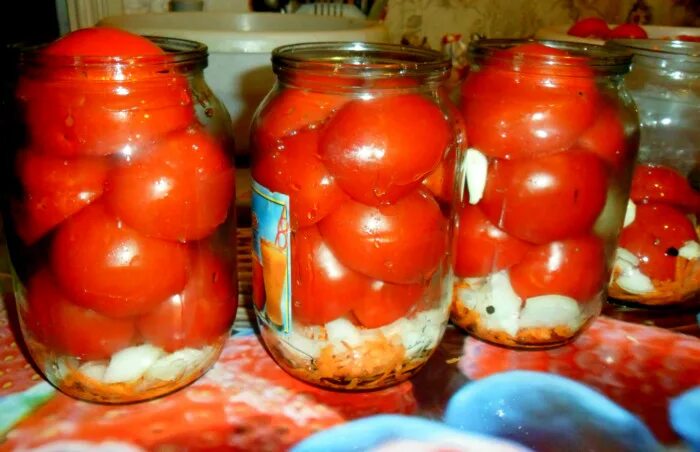 Помидоры половинками на зиму. Маринов помидоры дольками. Помидоры консервированные половинками. Консервированные помидоры с луком. Помидоры дольками на зиму.