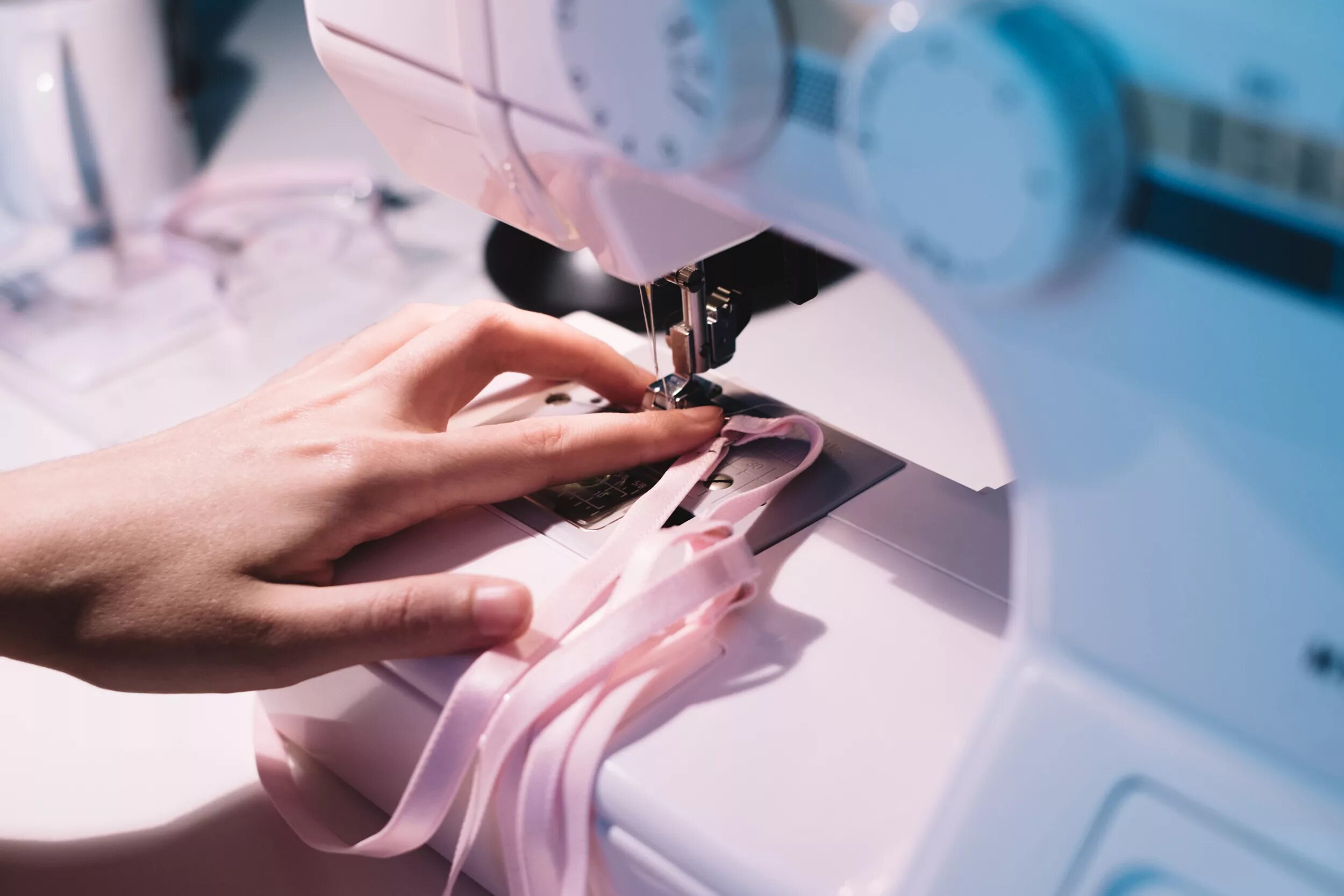 машинка для шитья. материалы для шитья. машинка для шитья. швея. красивые швейные машинки для ателье.