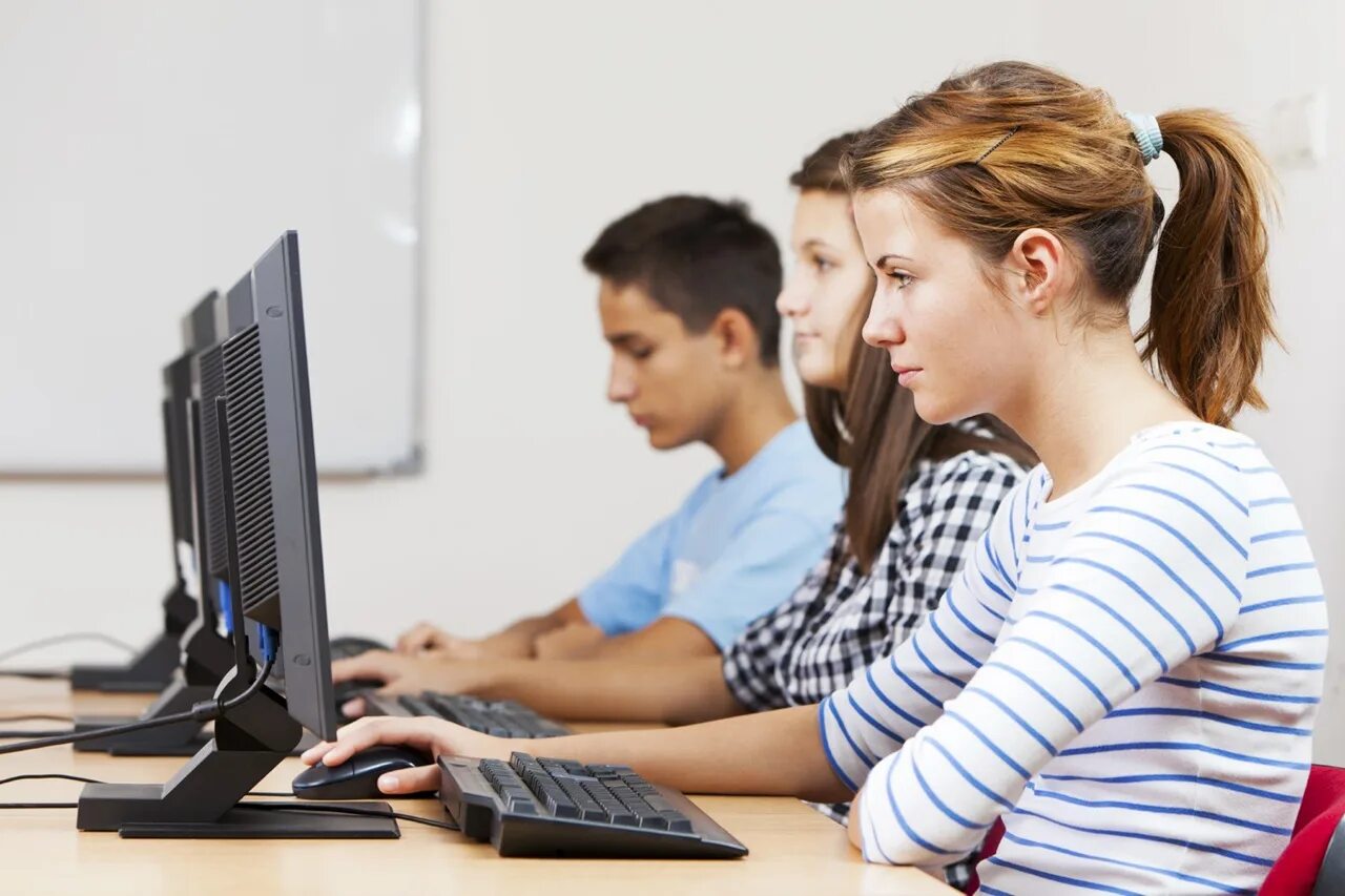Test computer. Тестирование на компьютере. Компьютерный тест. Обучающиеся за компьютером. Студенты и интернет.