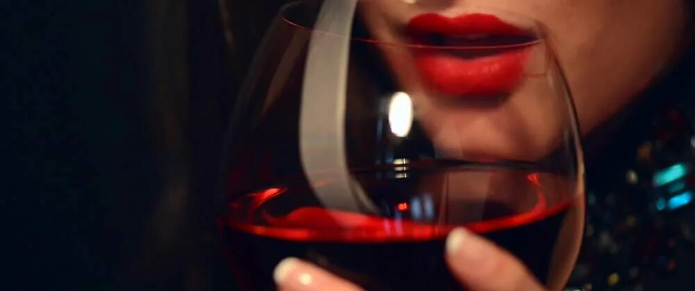 Девушка с бокалом вина. Женщина с вином. Бокал красного вина на черном фоне с огоньками. Бокал на женском теле. Кятов в бокале вина