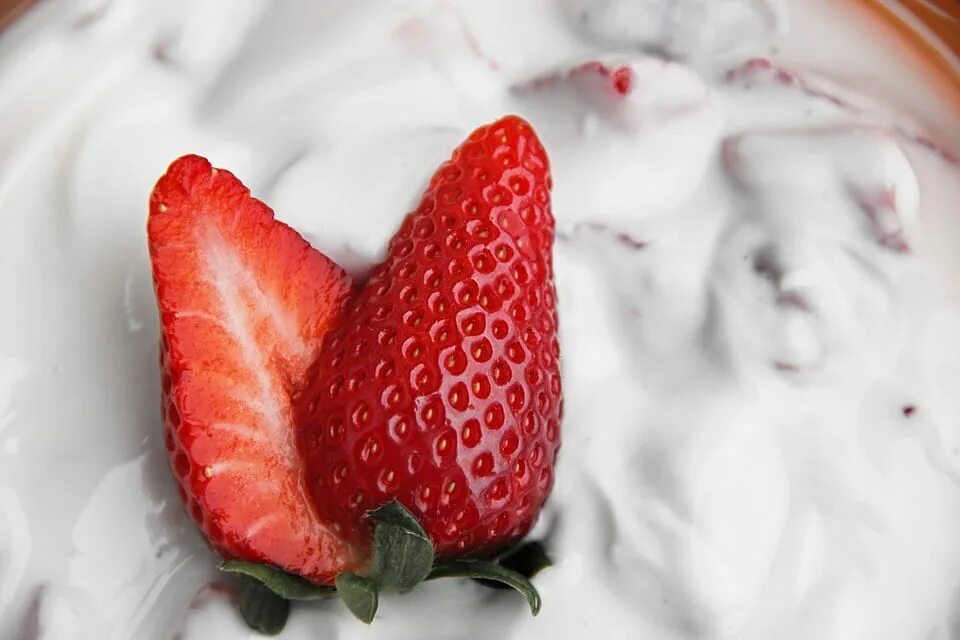 нежности с клубникой. клубника белая ананасная. нежная клубника. корзинка с ягодами. клубника фон.