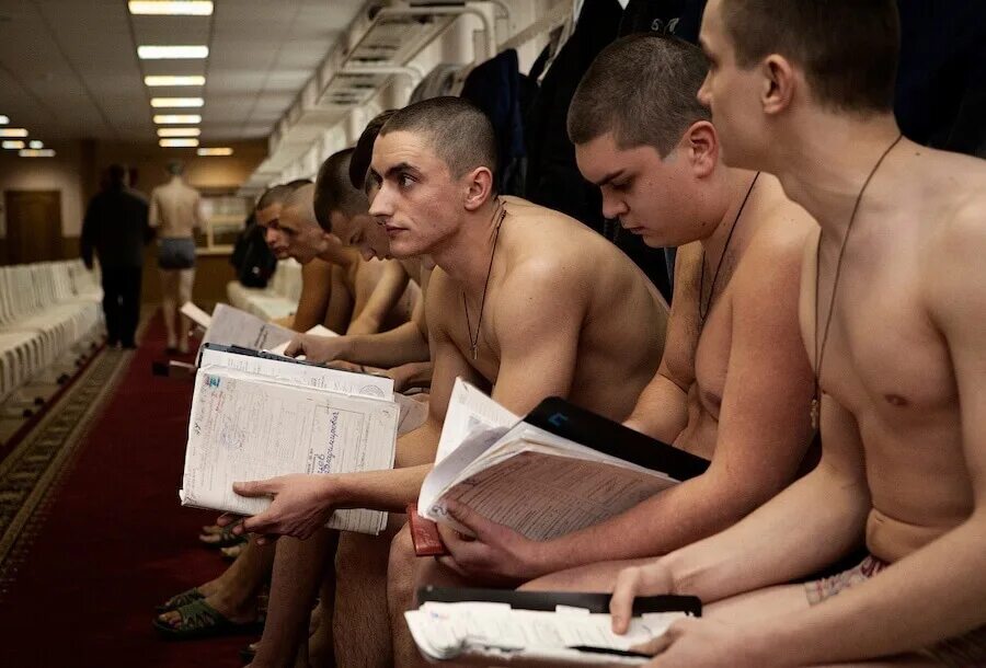 Работа врачом в военкомате. Призывная медкомиссия. призывники в военкомате. призывная медкомиссия в военкомате.