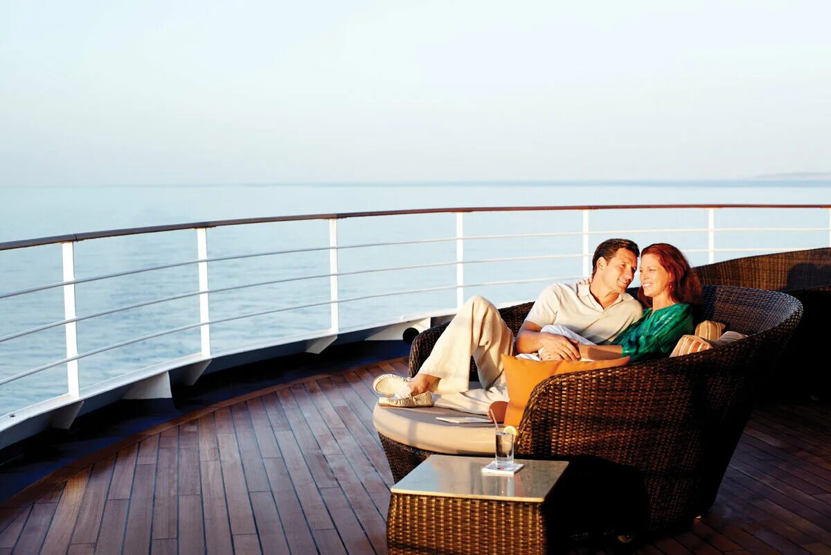 Романтический ужин на яхте. Путешествие на теплоходе. Люди на палубе. Парочки на круизном лайнере. Фотосессия на круизном лайнере.