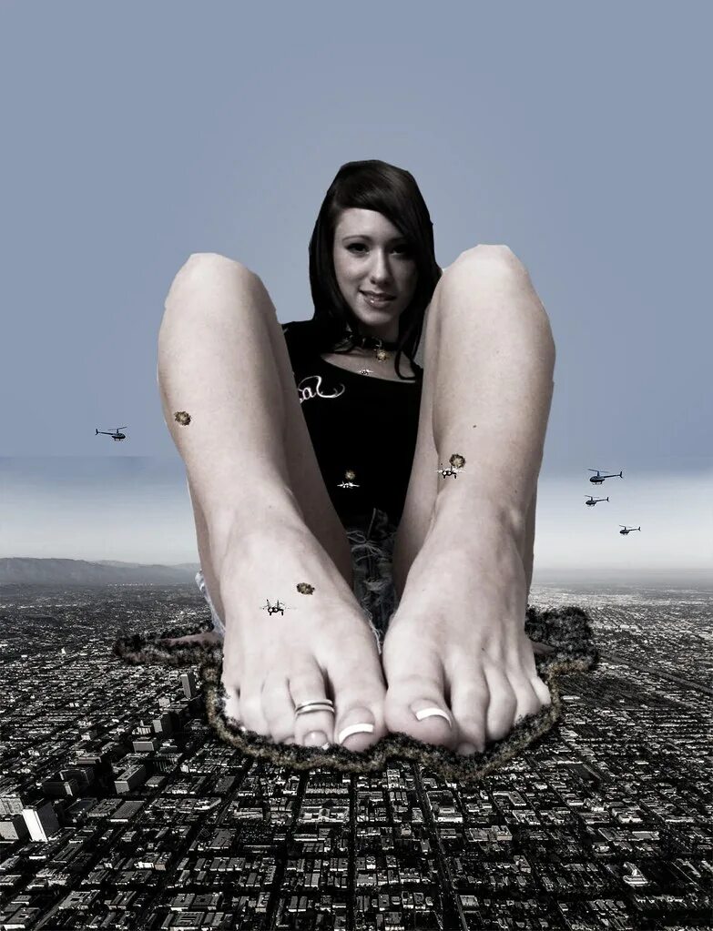 Фейри тейл кана feet. Мега великанша. Великанша босиком. Гигантская женщина. Ноги великанши.