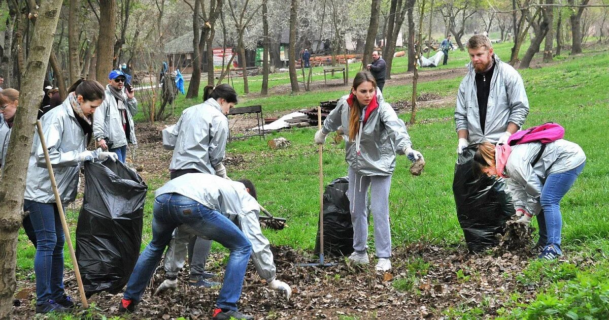 Сделать субботник. Уборка города. субботник. люди на субботнике.