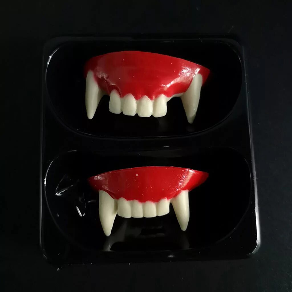 Что делают клыки зубы. Вставные клыки. Пластиковые вампирские зубы. Пластмассовые клыки. Пластиковые зубы вампира.