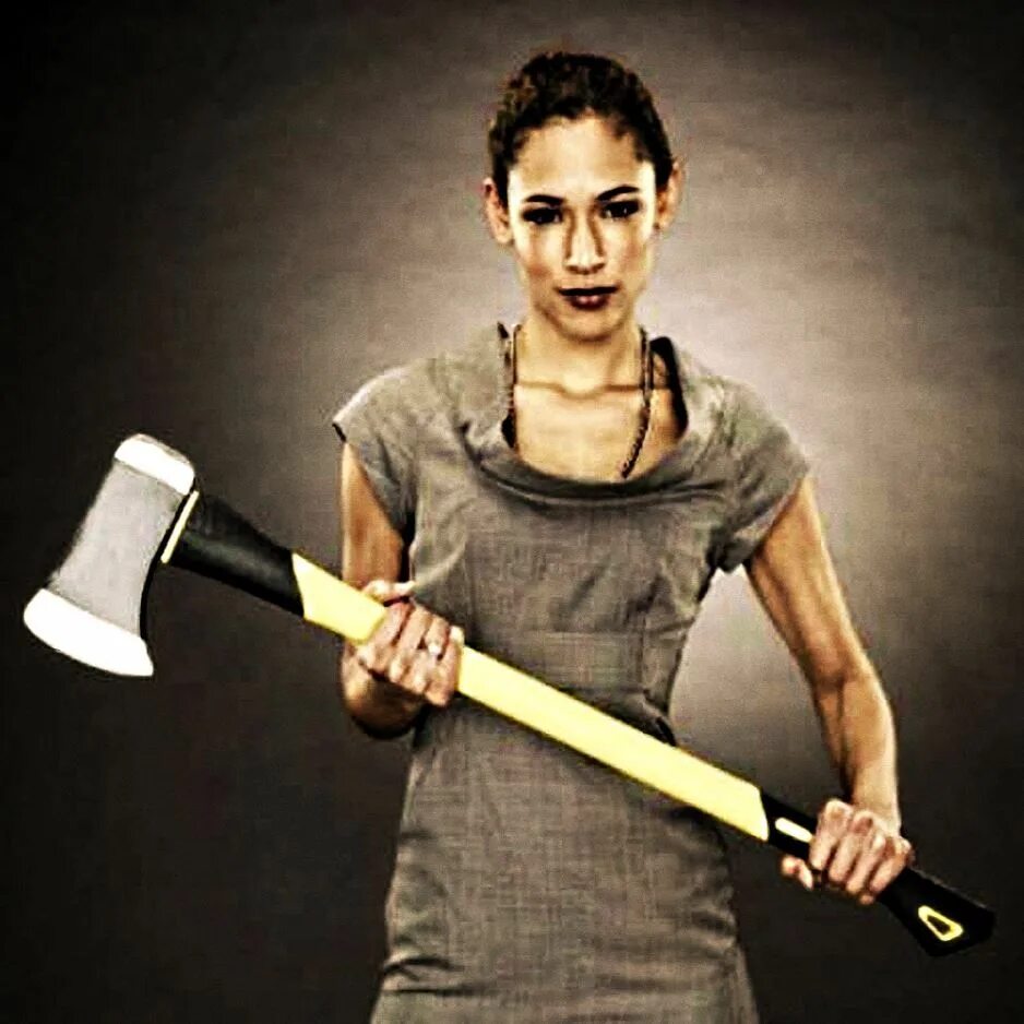 Красивая девушка с топором. Девка с топором. Девушка с топором. Девочка с топором. Мужик с топором девочки.