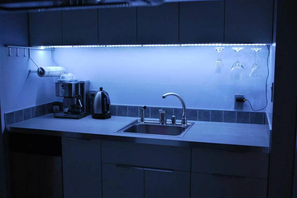 Лучшие подсветки для кухни. 6500 Кельвинов подсветка рабочей зоны кухни. Подсветка для кухни. Светодиодная подсветка для кухни. Подсветка кухонного гарнитура.