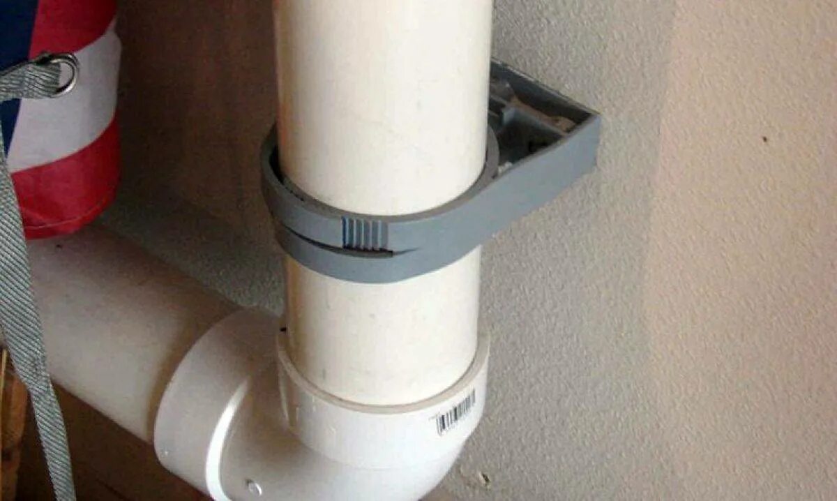 Сборка узлов трубопроводов из металлопластиковых труб. Крепеж канализационных труб к стене 110. Хомут бетоновода для крепления к стене (для трубы 150мм). Крепеж канализационных труб к стене 110. Крепление канализационных труб 110 к потолку.