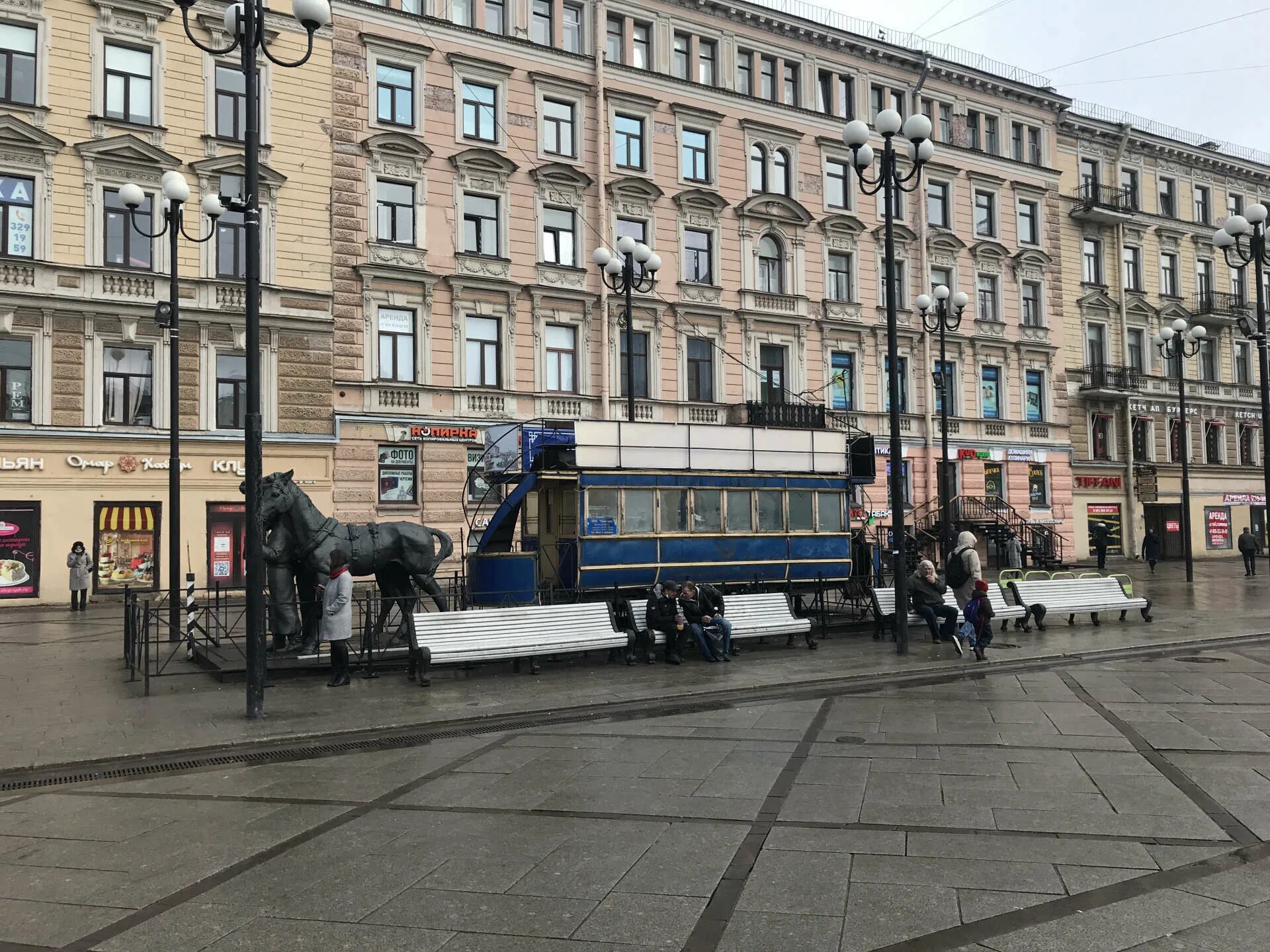 Ленинградский экспресс на васильевском острове. Конка кафе Санкт-Петербург. Конка Василеостровская. Конка на Васильевском острове кафе. Памятник Конке на Васильевском.