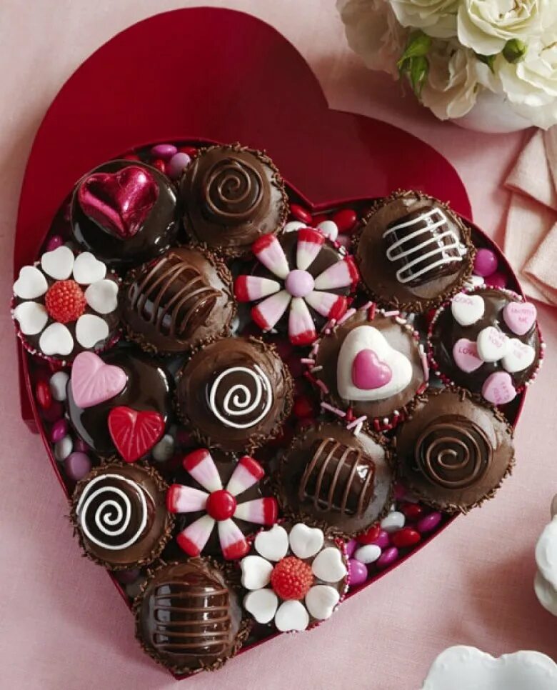 Красивые конфеты. Шоколадные конфеты. Красивые шоколадные конфеты. Конфеты к цветам. Сердце сладостью