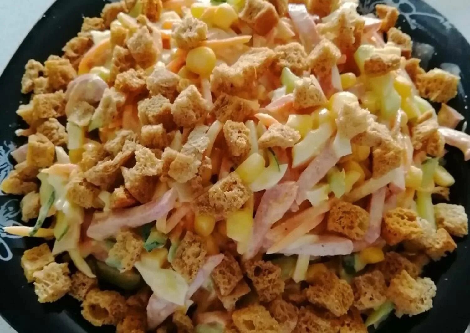 Салат с морковью колбасой и кукурузой. Салат венеция с копченой колбасой и морковью. салат венеция с корейской морковью и копченой курицей. салат с копчёной курицей и кукурузой. салат с копчёной курицей и кукурузой и сыром.