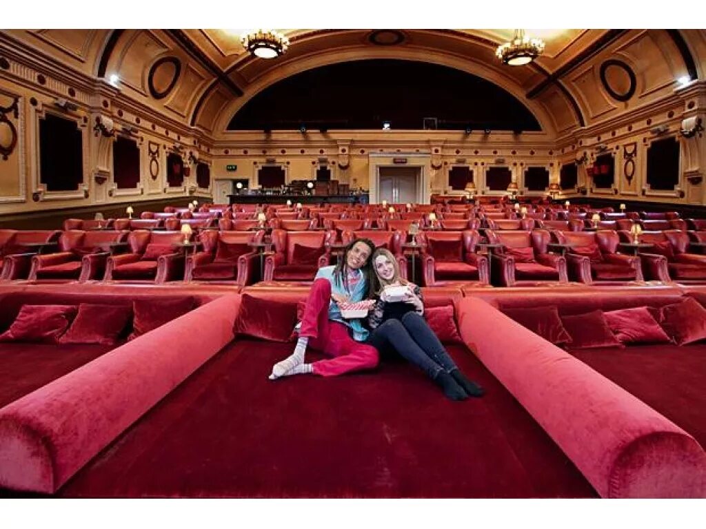 зрители в зале. твое место рядом со мной. люди в театре. твое место на первом ряду. твое место на первом ряду.