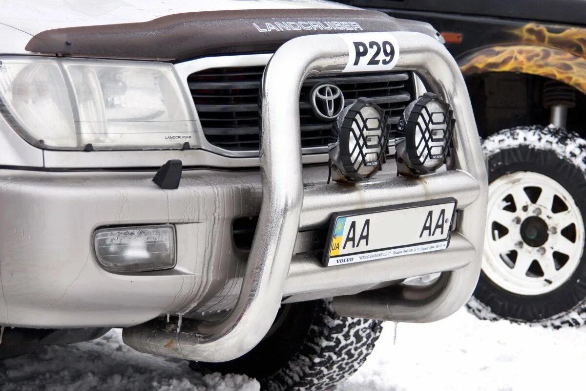 Renault duster кенгурятник. Кенгурятник на авто. Кенгурятник на прадо 120. Кенгурятники на машинах. Кенгурин на автомобиль.