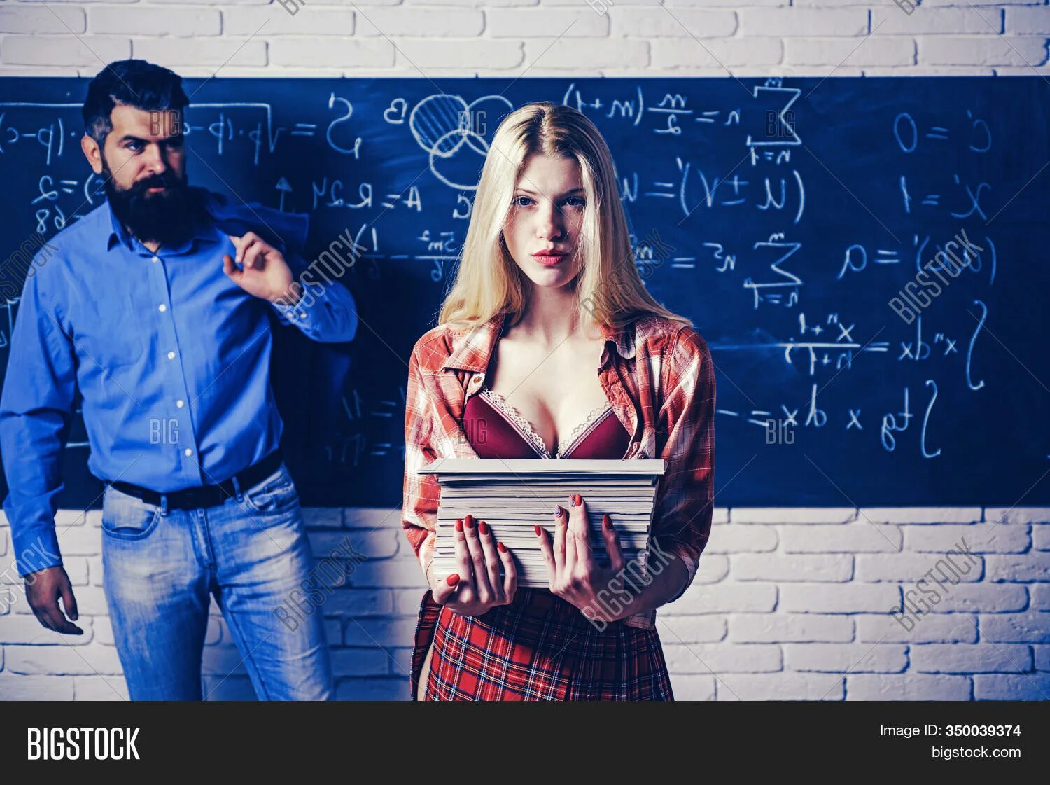 Учитель влюбился в ученицу. Студентка и педагог. Занятия с репетитором. Занятия в институте. Учеба картинки.