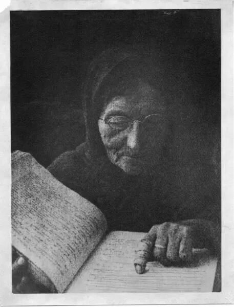 Одинокая фотография вложена в старую книжку. Старуха читающая Псалмы портрет.