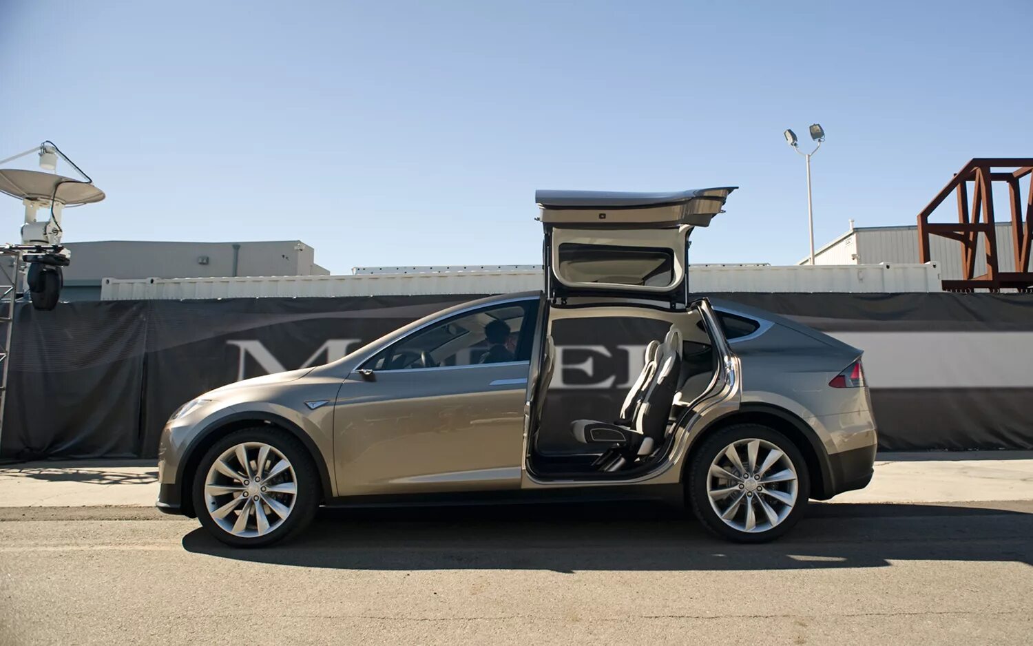 Тесла кроссовер model x. Tesla model x задние двери. Тесла кроссовер 2021. Model x2