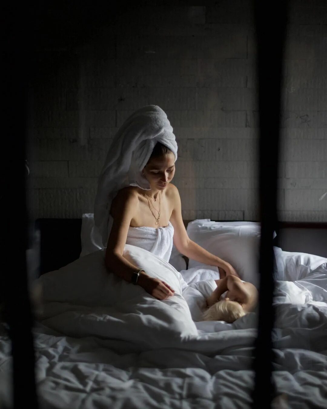 Мужчина медитирует на горе. Подлинные. Аутентичная жизнь. Аутентичная жизнь. Девушка аутентичное движение.