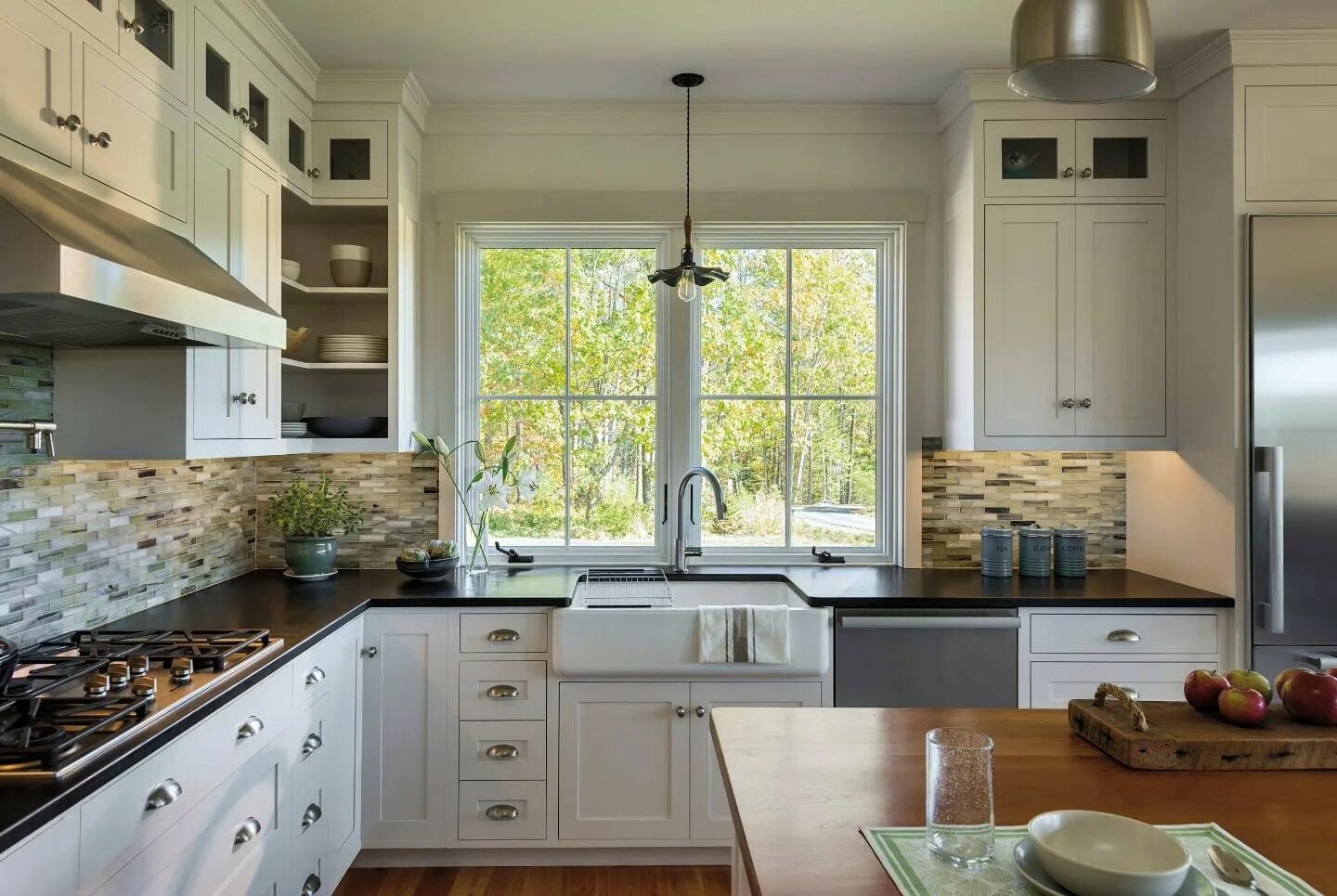Кухня мойка у окна дизайн. Кухня с мойкой у окна. Кухня в доме с окном. Угловая кухня с мойкой у окна. Раковина у окна на кухне.