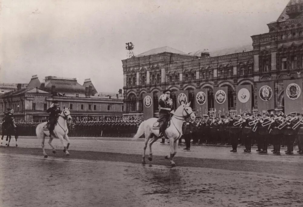 1945 3 июня. Рокоссовский на параде Победы 1945. Маршал Жуков на параде Победы 1945. Первый парад Победы 24 июня 1945 года. Жуков и Рокоссовский на параде Победы 1945.