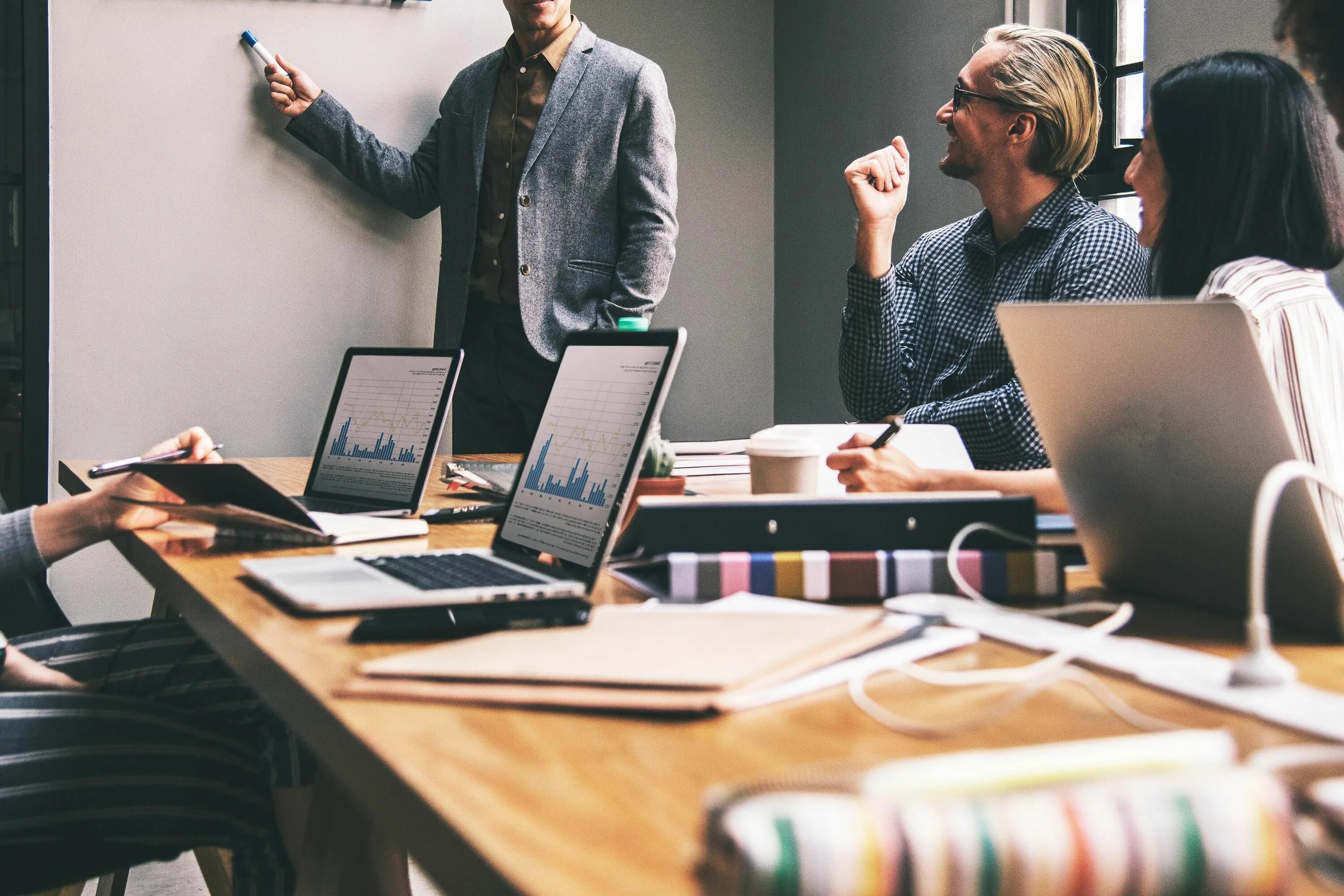 Работа в офисе. Цифровой маркетинг. Marketing agency. Smm специалист. Маркетинговый консалтинг.