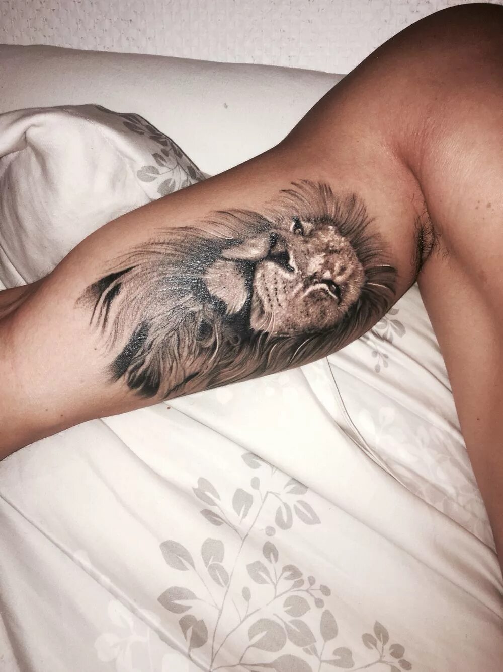 Тату под мышкой. Лев подмышки. Электроэпиляция мурино. Иллюстрации к басням крылова лев и мышь. Лев подмышки.