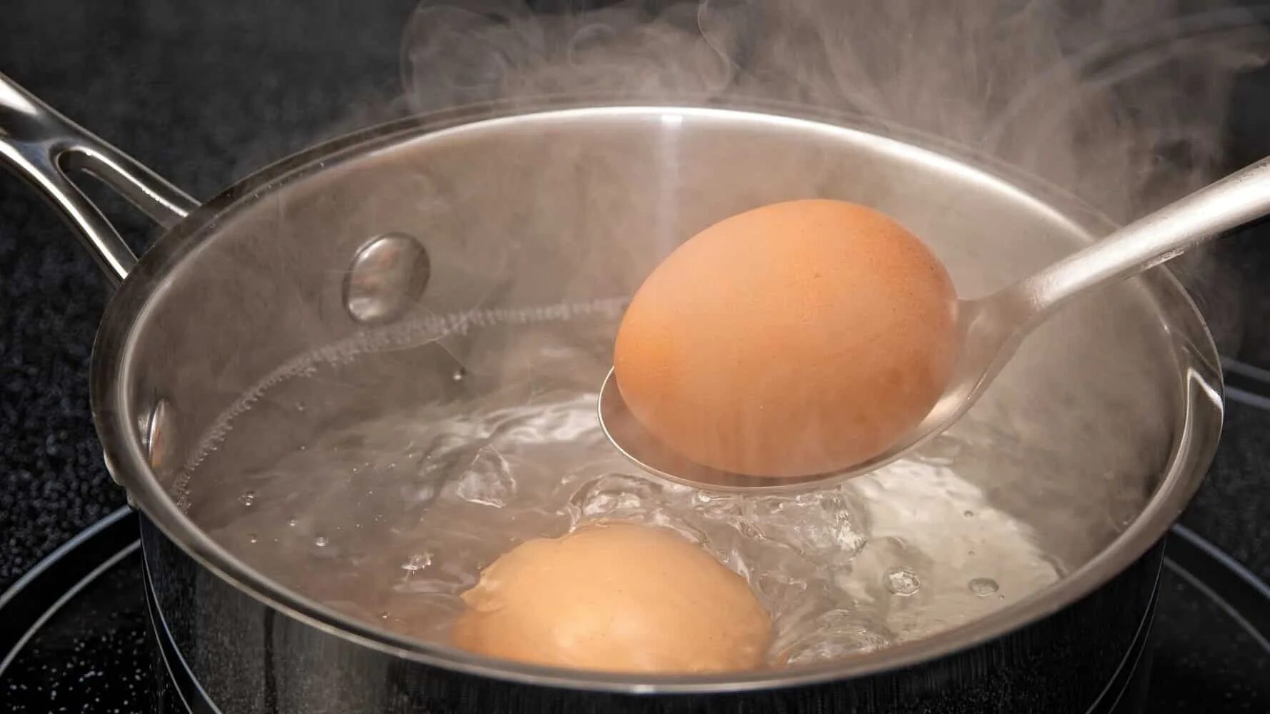 Яйца кипят. Яйца варятся. Вареная вода. Яйца в кипящей воде. Яйцо на воде в сковороде