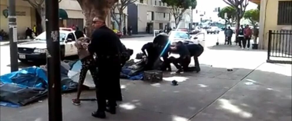 Полиция бомжа. Бездомные США Лос Анджелес. США полиция застрелила бездомную. Перестрелка с полицией США.