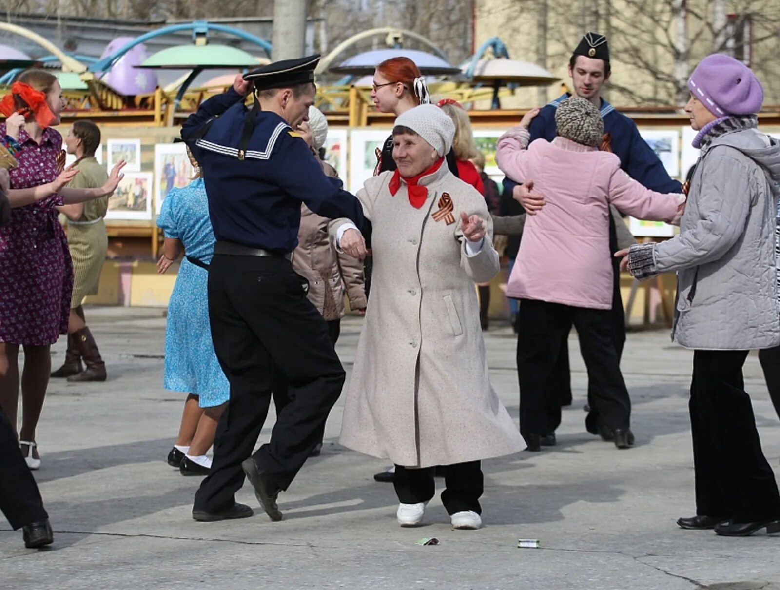 Где бабушки танцуют. Старушка танцует. Танцующие бабульки. Бабушка танцует на улице. Старушки зажигают.