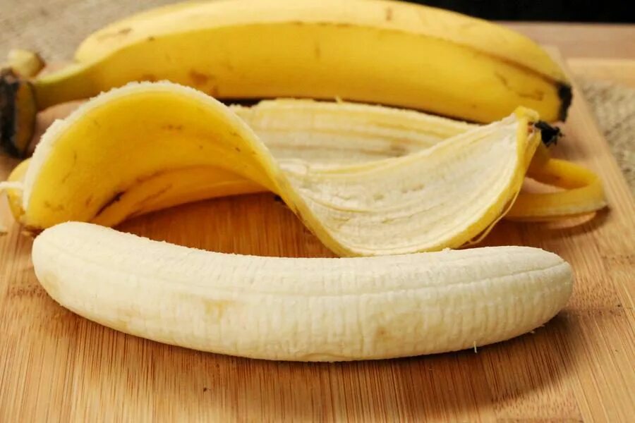 Как использовать кожуру. Банановая кожура. Банановая шкурка. Мякоть банана. Банан очищенный.