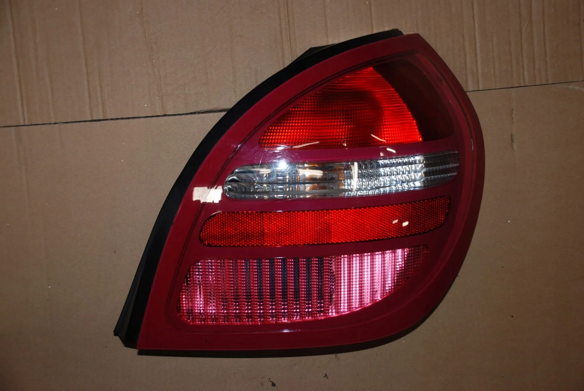 Задние фонари ниссан альмера классик. Фонарь задний левый ниссан альмера 2003 года. Almera фонарь задний. Ниссан альмера n16 задний фонарь. Фара задняя ниссан альмера n16.