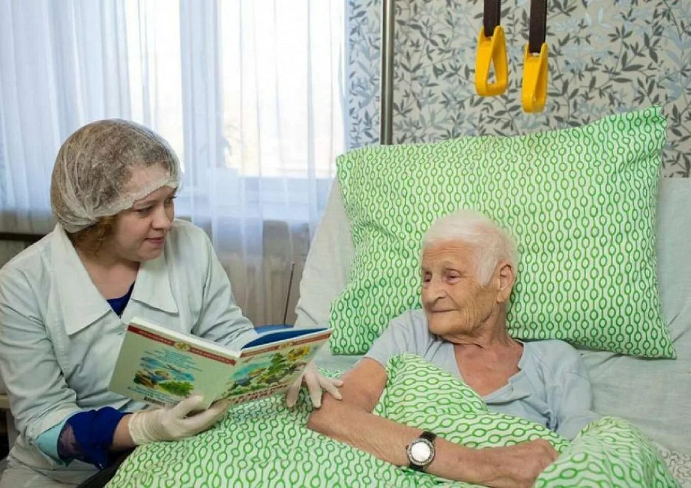 Дом инвалидов для лежачих больных. Пансионат для пожилых. дом престарелых. пансионат для престарелых людей. пансион для пожилых людей.
