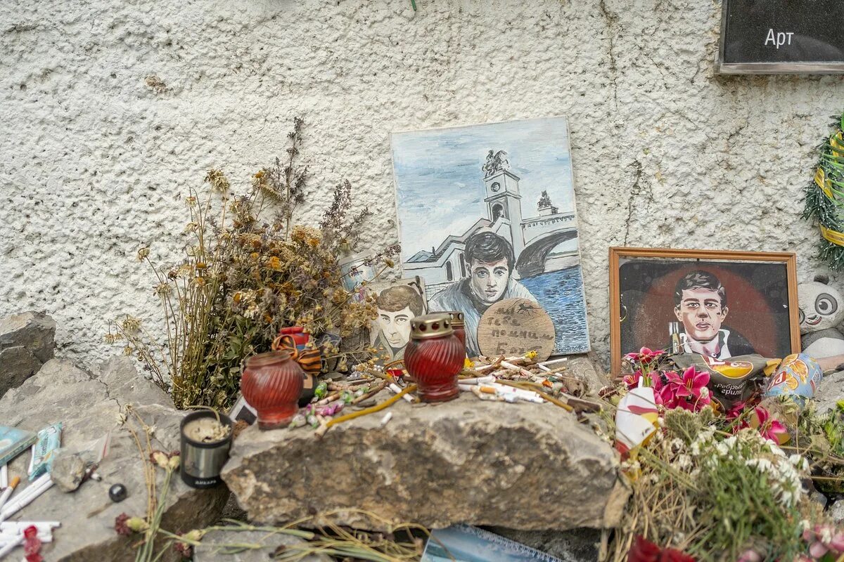 Мемориал сергею бодрову. Кармадонское ущелье бодров мемориал. Мемориал сергею бодрову. Памятники в северной осетии в кармадонском ущелье. 20 сентября 2002 кармадонское ущелье северная осетия.