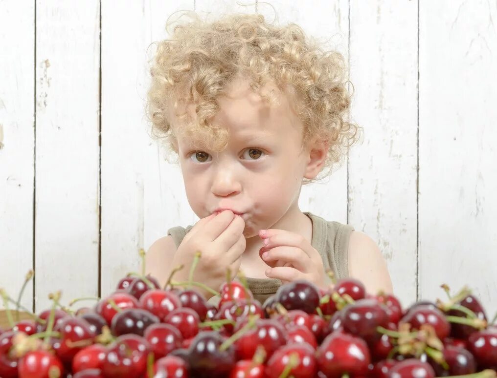 Мамина черен. Ягоды для детей. Черешня для детей. Мальчик ест ягоды. Мальчик с черешней.