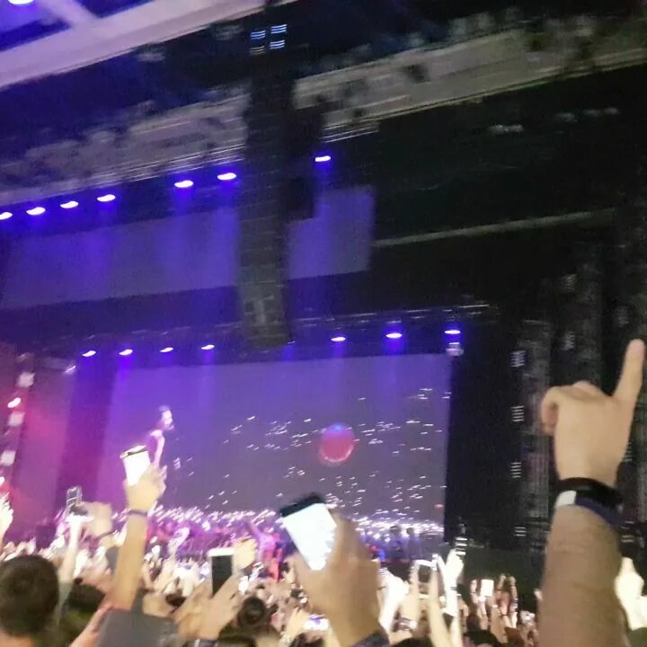 по окончанию концерта мы прошли за кулисы