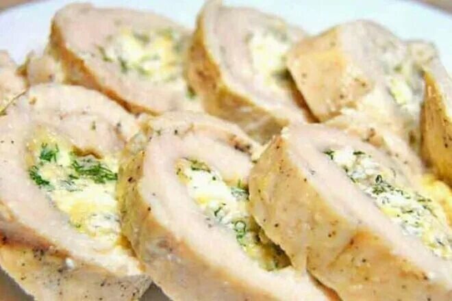 Куриные рулетики с сыром и зеленью. Куриный рулет с творогом и сыром. куриный рулет с творогом и зеленью. рулет из куриного филе с творогом. рулетик куриный с творожным сыром.