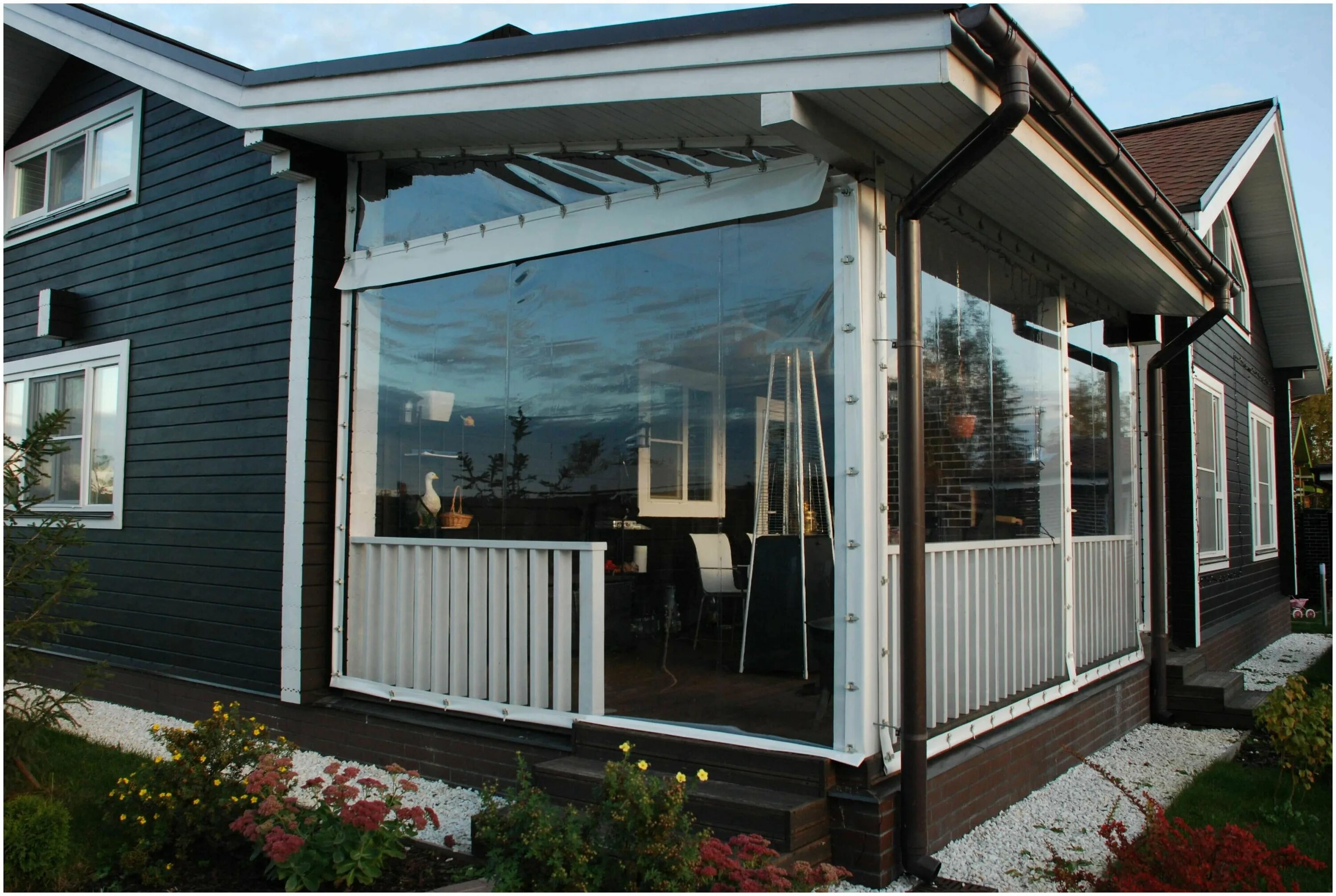 Прозрачное пвх для веранды. Веранда в пвх цветная. Гибкие окна для веранды. Гибеие окнадля веранды. Мягкие окна для веранды.