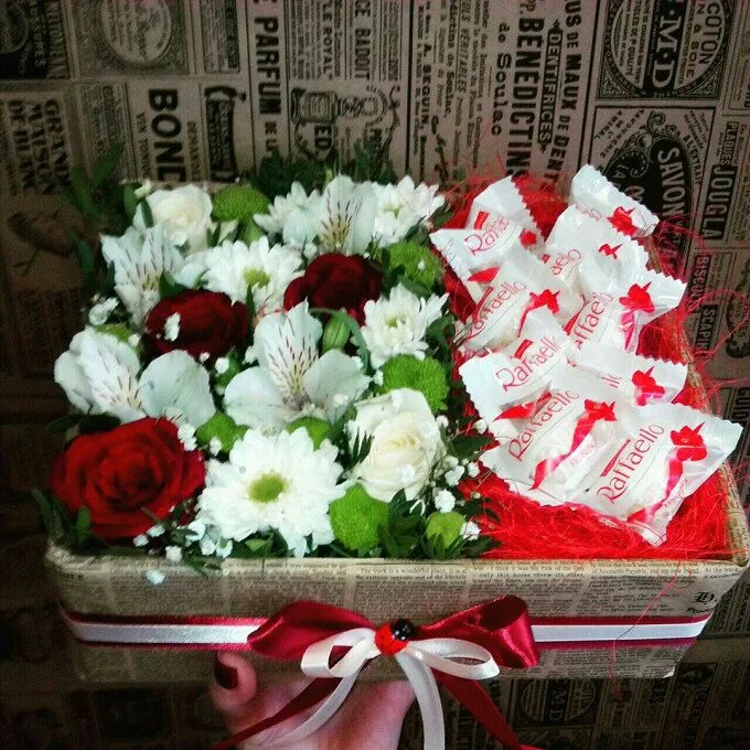 цветы с конфетами. букет цветы и конфеты. букет из роз и конфет ферреро. шикарные цветы и конфеты. букет цветов и конфеты фото.