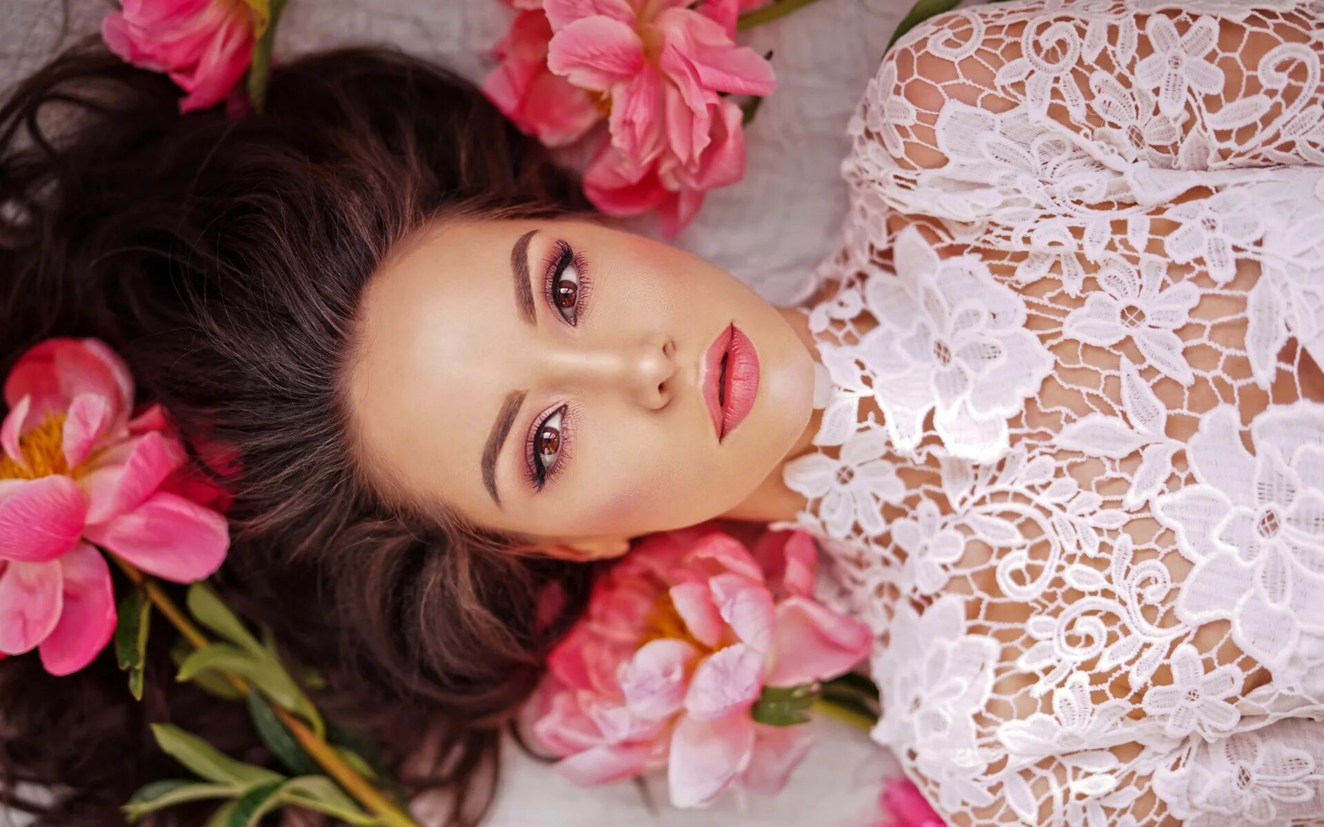 фотосессия с макияжем и платьями. девушка в фиолетовом платье. букет цветов для девушки. девушка весна. красивые брюнетки.