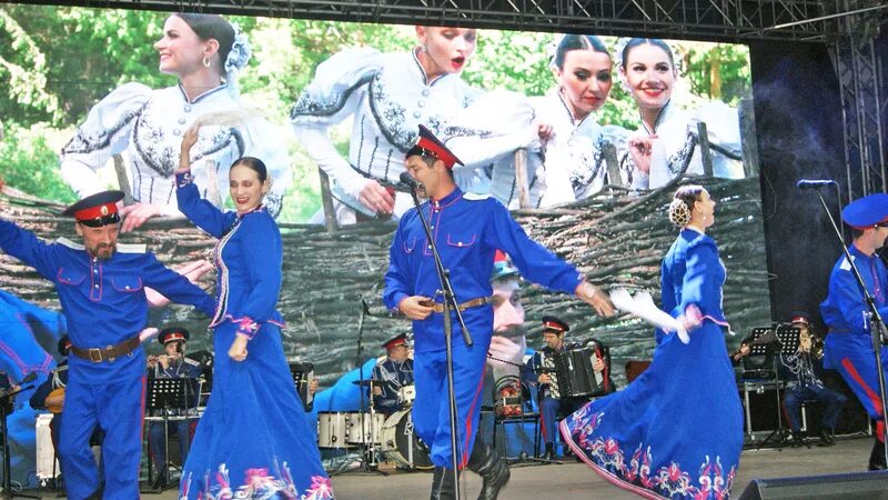 Песни российских казаков. Ансамбль российского казачества казачий курень. Государственный ансамбль российского казачества г Волгоград. Российского казачества коллектив из Волгограда.