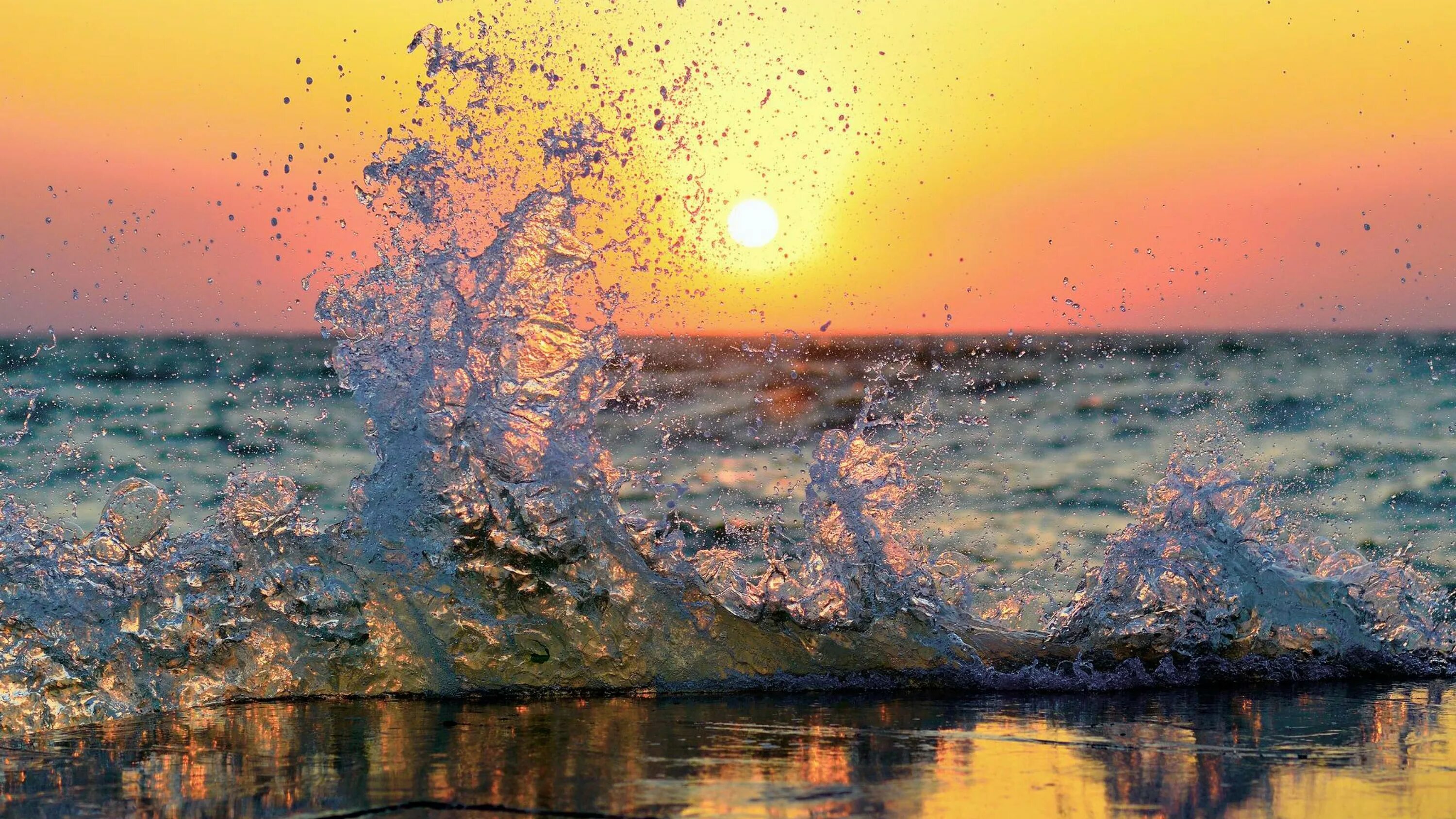 Картинка свет и вода. Море волны солнце. отражение заката в воде. волны на рассвете. отражение солнца в воде.