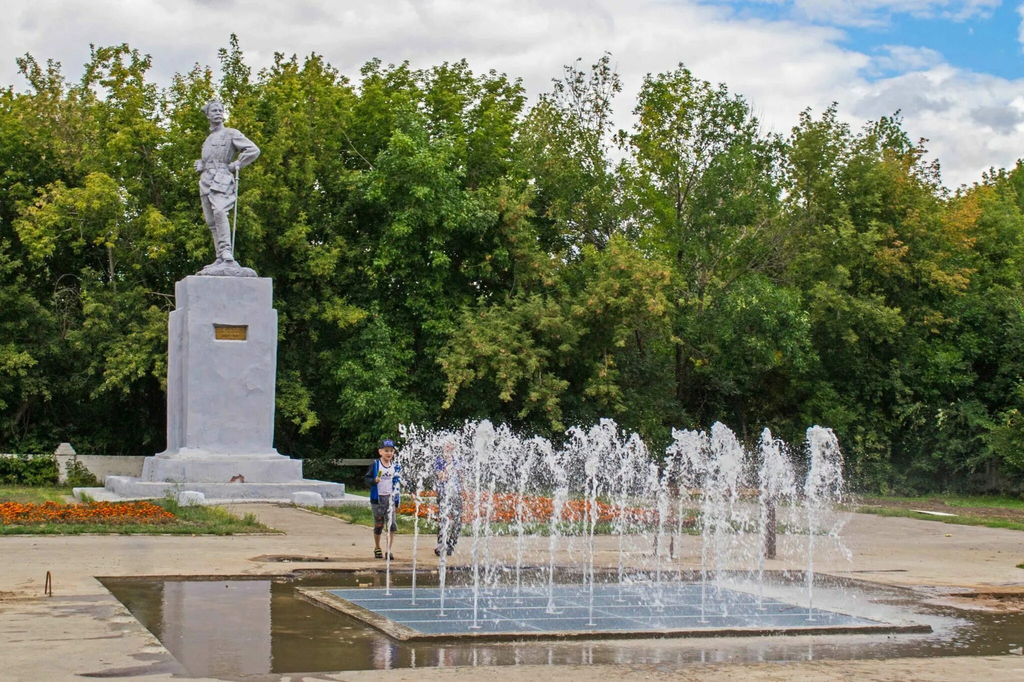 Чапаев самарская область. Парк имени Чапаева Чапаевск. Г Чапаевск Самарская область. Самарская область Чапаевск фонтаны. Площадь Чапаевска Самарской области.