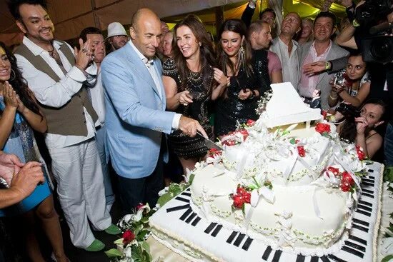 фото с юбилея хорошее дело. открытка директору с днем рождения. ролик с днем рождения. с днем рождения звезда. видео дня рождения крутого.