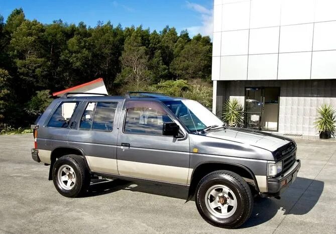 Купить б/у Nissan Terrano I 2.4 MT (103 л.с.) 4WD бензин механика в Москве: серы