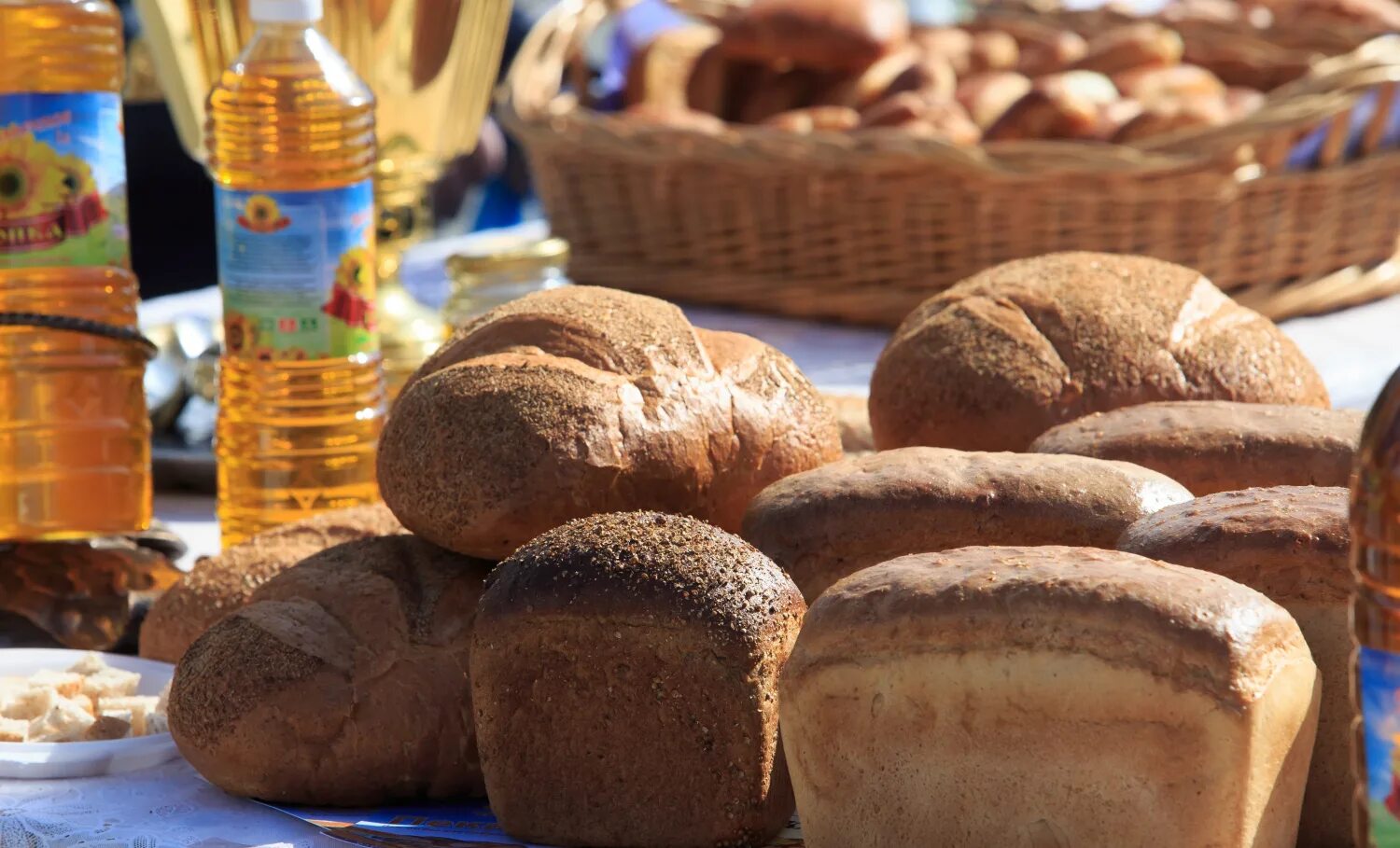 хлеб и хлебобулочные изделия. дешевый хлеб. отпуск хлебобулочных изделий. хлебобулочных и хлебных изделий. батон подмосковный.