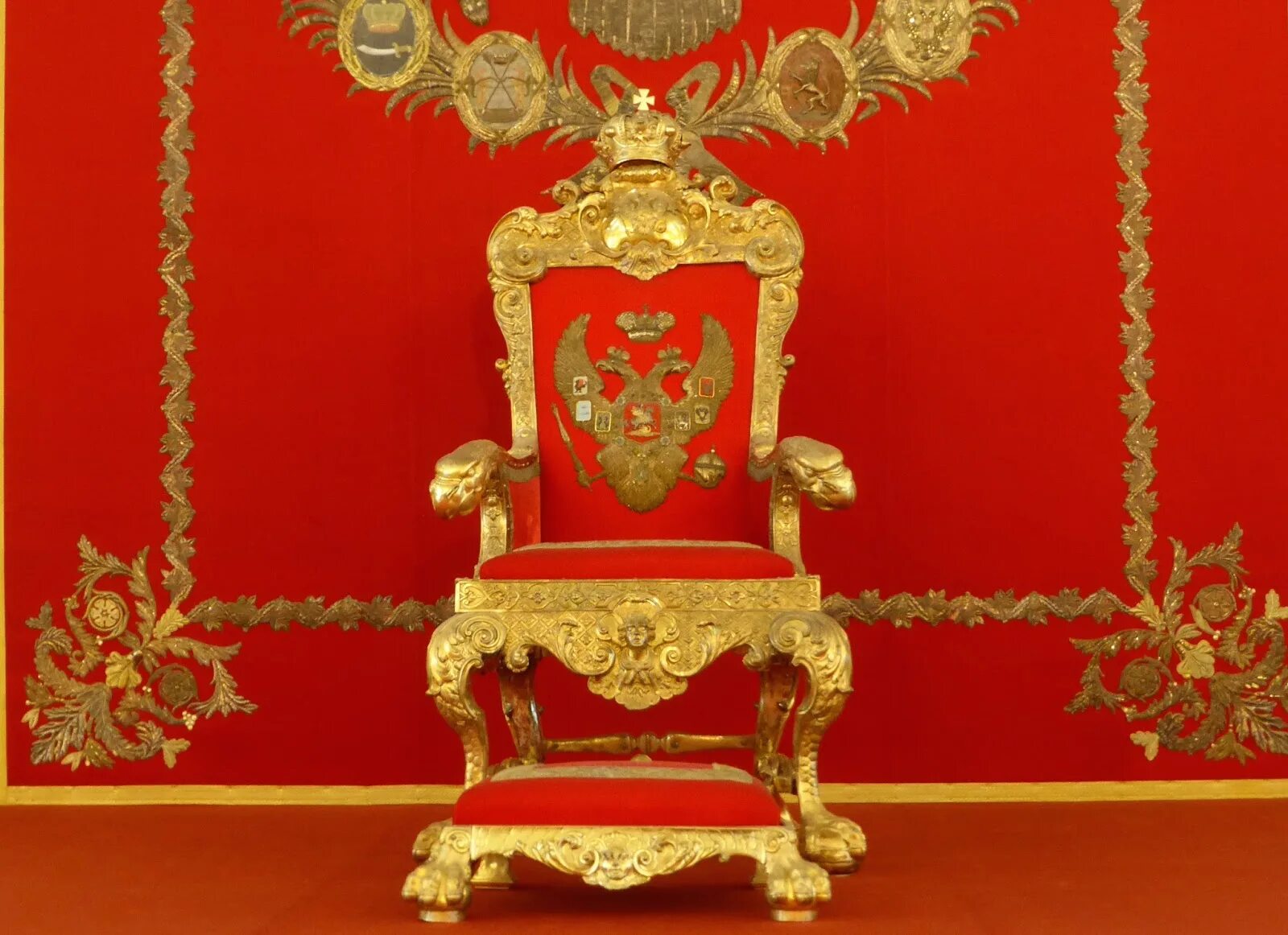 Сколько на престоле. Тронный зал императора Российской империи. Царский трон Романовых. Трон Российской империи Эрмитаж. Царский трон Петра 1.