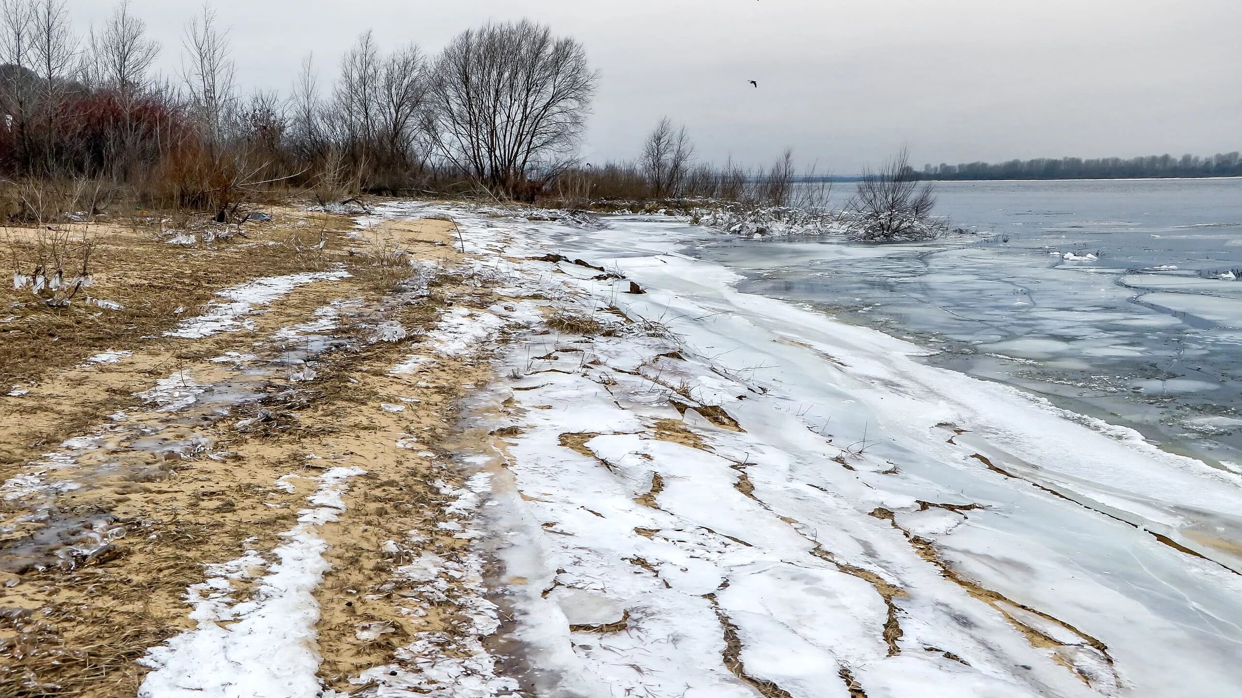 Начала ледостава. Лед на реке. Ледостав на реке. Нижний Новгород река зима. Нижний Новгород Волга зимой.