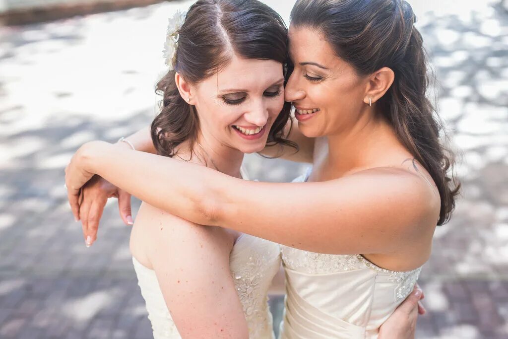 Жених и невеста. Женщина женилась на девушке. Невеста с ребенком. Женщина женилась на девушке. Женщина женилась на девушке.