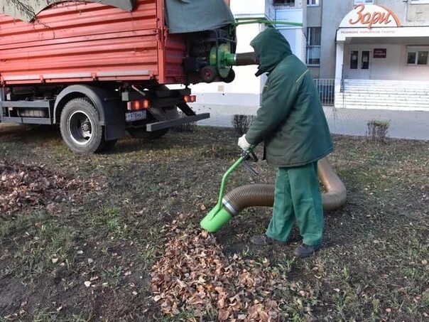 Задний борт для уборки листвы. Зеленстрой Вольск. Машина по уборке листьев.